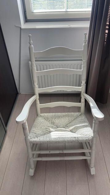 Witte schommelstoel van hout beschikbaar voor biedingen