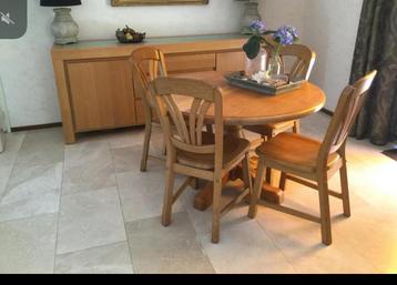 Ronde blank eiken eettafel met 4 Stoelen beschikbaar voor biedingen