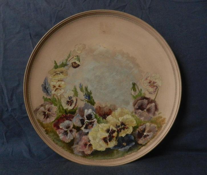 Schaal met decor van violen P. Ipsen Kopenhagen d. 31,7 cm., Antiek en Kunst, Antiek | Keramiek en Aardewerk, Ophalen of Verzenden