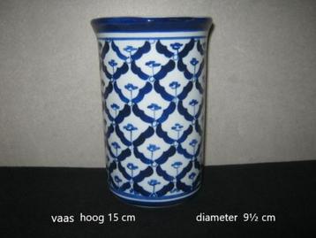 vaas, wit met kobalt blauw porselein, cilinder model beschikbaar voor biedingen