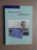 Een gat in het prikkeldraad - Kamp Westerbork - Ontsnapping, Ophalen of Verzenden, Tweede Wereldoorlog, Zo goed als nieuw, Overige onderwerpen