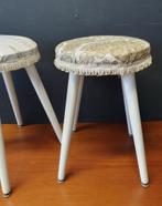 1879 Vintage houten krukje bijzetwitte pootjes kruk retro, Huis en Inrichting, Ophalen of Verzenden, Zo goed als nieuw, Hout