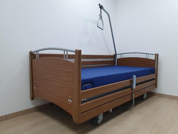 senioren bed  verpleeg bed  hooglaagbed - Wissner Bosserhoff, Huis en Inrichting, Slaapkamer | Bedden, Zo goed als nieuw, Eenpersoons