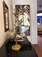 Antieke Tiffany stijl messing tafellamp – glas-in-lood kap, Antiek en Kunst, Antiek | Lampen, Ophalen of Verzenden