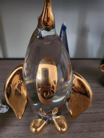 Glazen Pinguïn met Gouden Accenten beschikbaar voor biedingen