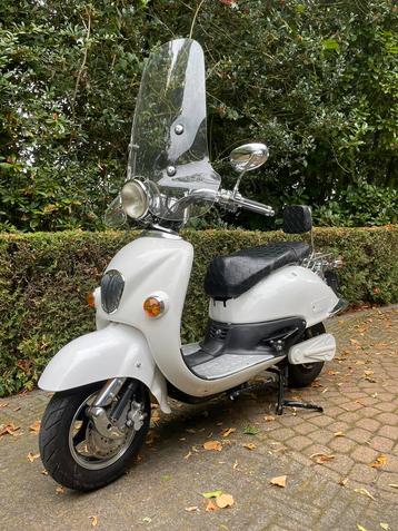 Leuke Retro electrische snor scooter met windscherm beschikbaar voor biedingen