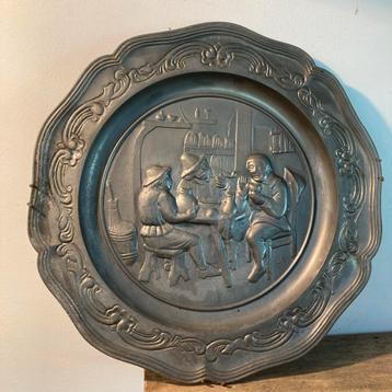 Antiek Tinnen Wandbord Herberg Scene 32cm Doorsnede Wanddeco beschikbaar voor biedingen