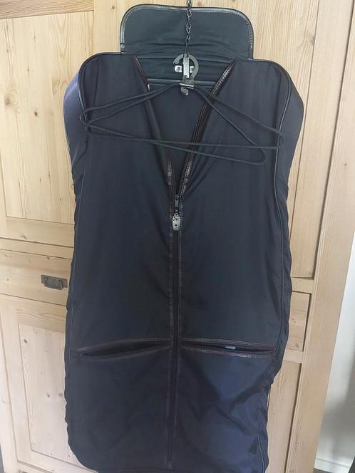 Nieuwe zwarte kostuum zak.met twee hangers, Kleding | Heren, Kostuums en Colberts, Nieuw, Zwart, Ophalen