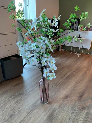 Kunstbloemen inclusief vaas beschikbaar voor biedingen