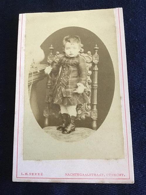 CDV, Kind op stoel, L.H. Serré, Utrecht, Carte de Visite, Verzamelen, Foto's en Prenten, Gebruikt, Foto, Kind, Voor 1940, Ophalen of Verzenden