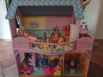 Houten poppenhuis met meubels en barbies, Kinderen en Baby's, Speelgoed | Poppenhuizen, Ophalen, Zo goed als nieuw