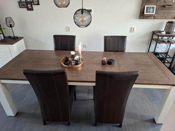 Eettafel met stoelen en salontafel beschikbaar voor biedingen