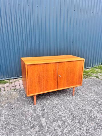 Vintage kastje tvmeubel dressoir beschikbaar voor biedingen