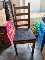Twee houten stoelen, Ophalen