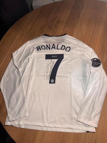 Gesingeerde Ronaldo shirts (lange mouwen) beschikbaar voor biedingen
