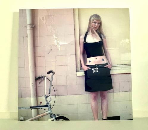 Signed photo frame on plexiglass - Josie Sykes - 100x100cm, Antiek en Kunst, Kunst | Tekeningen en Foto's, Ophalen
