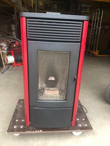 Pelletkachel MCZ Tecla Air 6 M1 Bordeaux Gebruikt beschikbaar voor biedingen