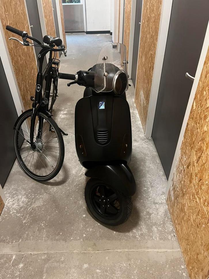 Zwarte Vespa LX Bouwjaar 2009, Fietsen en Brommers, Snorfietsen en Snorscooters, Gebruikt, Vespa, Tweetakt, Ophalen