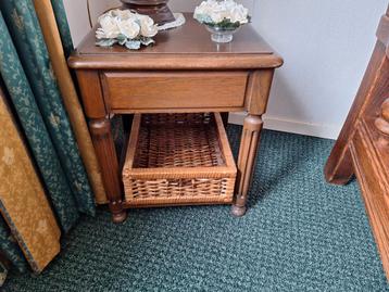 Eikenhouten Bijzettafel met Mandje beschikbaar voor biedingen