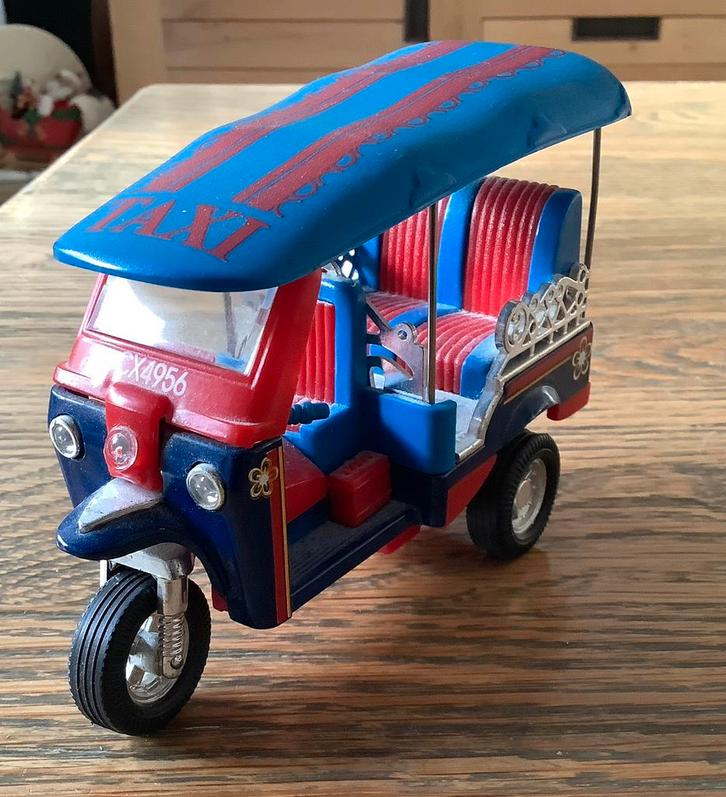 Grote Taxi Driewieler Taxi auto Tuk Tuk ZGAN rood blauw, Hobby en Vrije tijd, Modelauto's | Overige schalen, Zo goed als nieuw