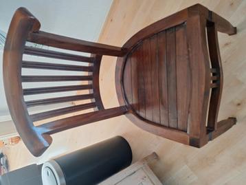 Originele koloniale stoelen en Eikenhouten uitschuifbare taf beschikbaar voor biedingen
