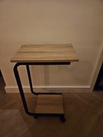Handige houtlook bijzettafel met plankje op wielen, Minder dan 55 cm, Gebruikt, Industrieel, Rechthoekig