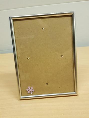 Fotolijstje met zilverkleurige rand. beschikbaar voor biedingen