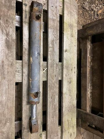 Gebruikte hydraulische cilinder beschikbaar voor biedingen