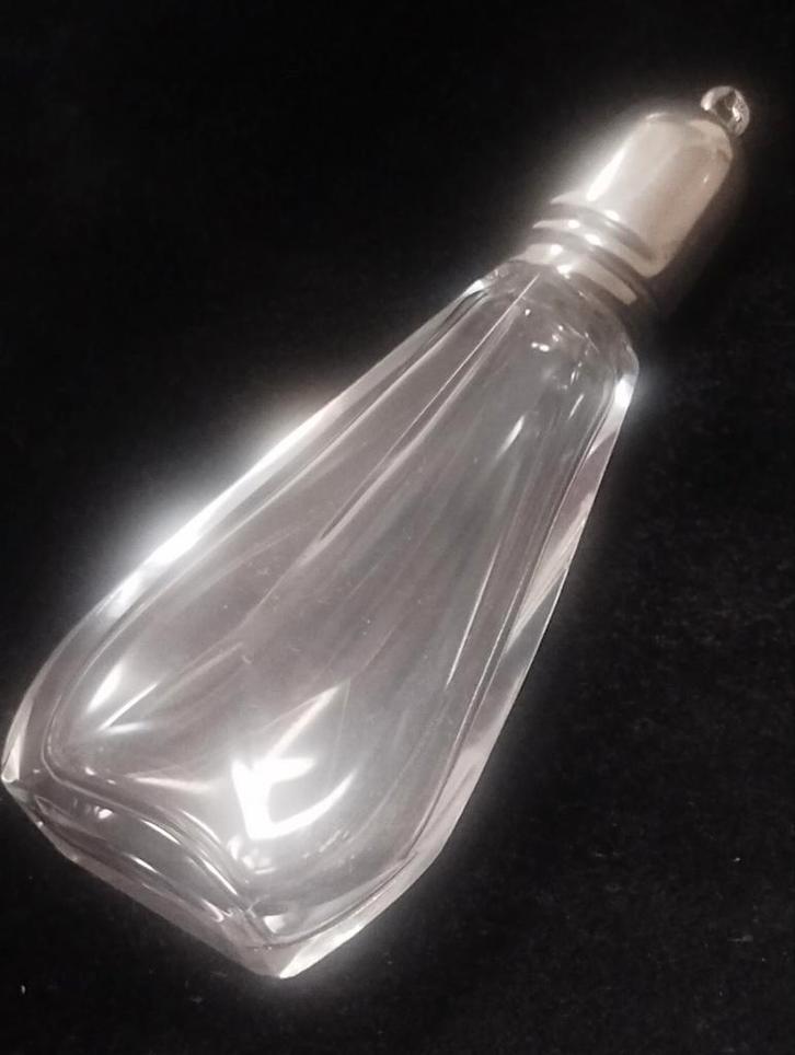 Oud glazen parfum flesje met zilveren dop, Antiek en Kunst, Curiosa en Brocante, Ophalen of Verzenden