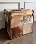 Eichholtz trunk / kist / flightcase koeienvel, Ophalen, 50 tot 100 cm, 50 tot 75 cm, Zo goed als nieuw