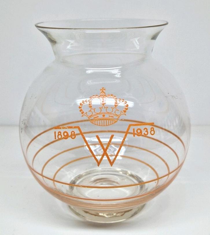 A.D. Copier gelegenheidsvaasje Wilhelmina 40 jaar, 1938., Antiek en Kunst, Antiek | Glas en Kristal, Ophalen of Verzenden