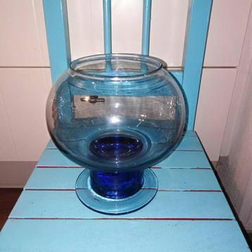 Bolle blauwe vaas van glas beschikbaar voor biedingen