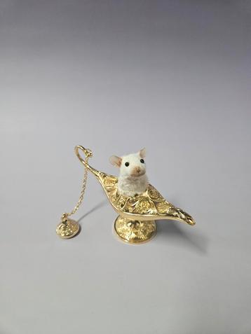 Taxidermy geest in de lamp beschikbaar voor biedingen