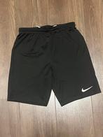 Nike Sportshort – Zwart met Wit Logo – Maat 147–158 (kids), Jongen of Meisje, Sport- of Zwemkleding, Ophalen of Verzenden, Zo goed als nieuw