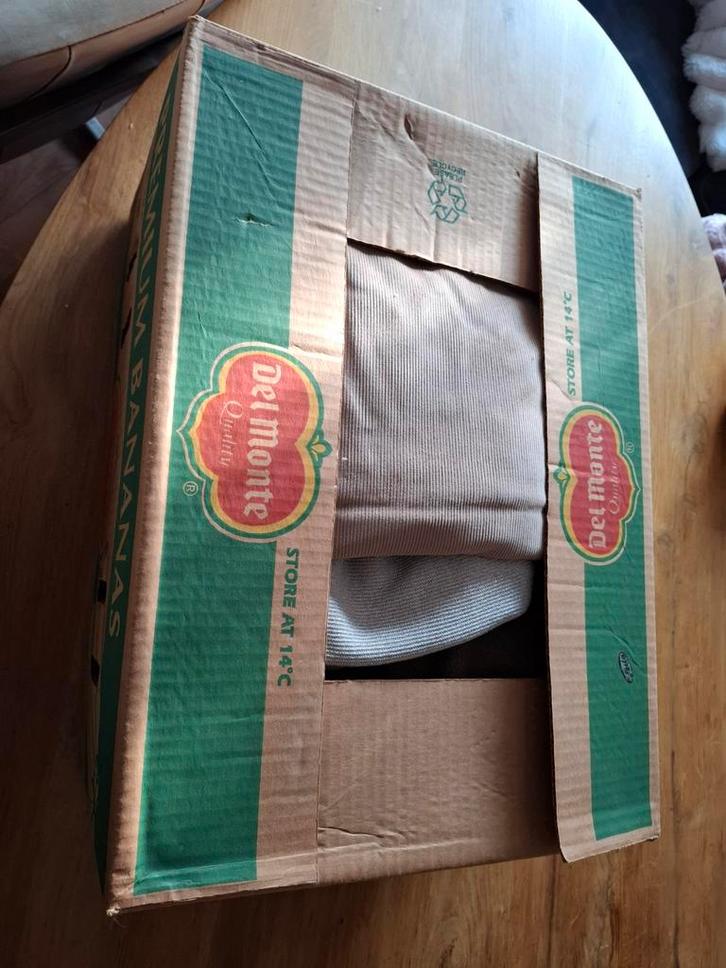 Lappen stof in bananendoos, Hobby en Vrije tijd, Stoffen en Lappen, Gebruikt, Ophalen