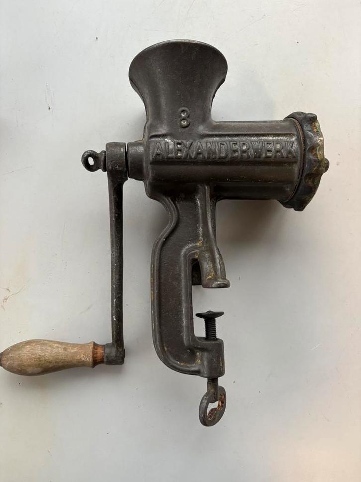 (P) Antieke Alexanderwerk vleesmolen nummer 8,houten handvat, Antiek en Kunst, Antiek | Keukenbenodigdheden, Verzenden