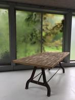 Unieke eettafel met gietijzeren onderstel en teak blad, Huis en Inrichting, Tafels | Eettafels, Ophalen, Gebruikt, 200 cm of meer
