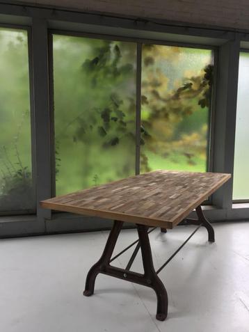 Unieke eettafel met gietijzeren onderstel en teak blad beschikbaar voor biedingen