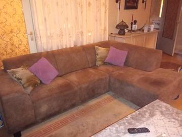 Mooi suède hoekbankje in nette staat beschikbaar voor biedingen