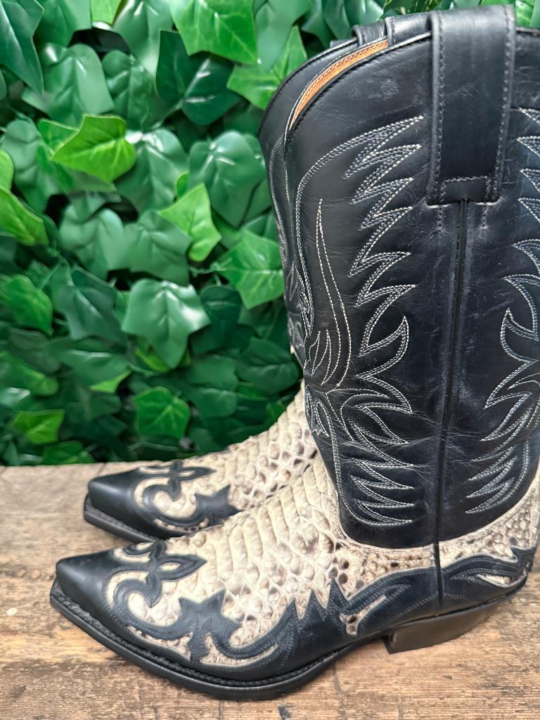 Nieuwe geweldig mooie python laars van Sendra maat 39, Kleding | Dames, Schoenen, Zwart, Nieuw, Ophalen of Verzenden, Sendra
