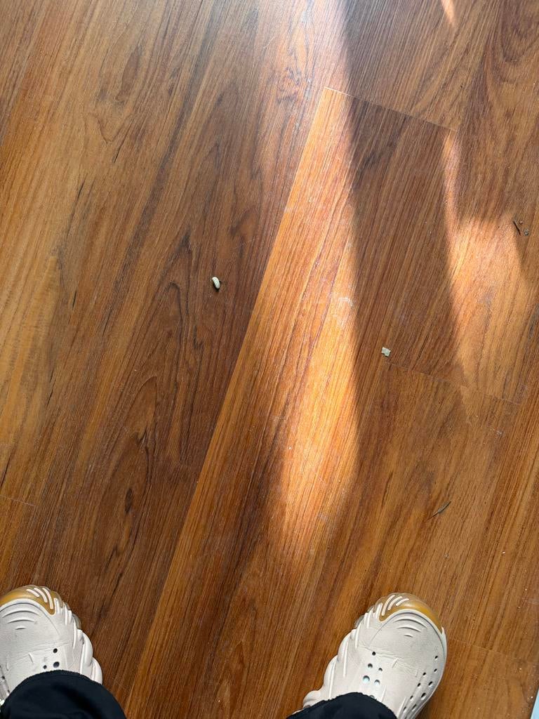 Bruin laminaat vloer (30m2) + hoge plinten en ondervloer, Ophalen, Kunststof, 50 tot 150 cm, Zo goed als nieuw