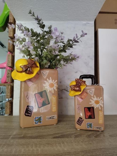 Vaas koffer - reiskoffer - vakantie, Huis en Inrichting, Woonaccessoires | Vazen, Nieuw, Minder dan 50 cm, Aardewerk of Porselein