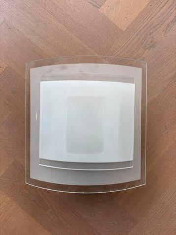 Wandlamp van glas in 2 lagen beschikbaar voor biedingen