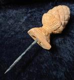 Oud keramiek steen aardewerk dennenappel / eikel metaal pin, Antiek en Kunst, Curiosa en Brocante, Ophalen of Verzenden