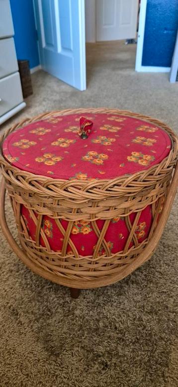 Charmante vintage naaimand uit de jaren 70 beschikbaar voor biedingen