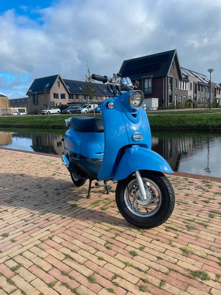 Santini san remo scooter, Fietsen en Brommers, Snorfietsen en Snorscooters, Zo goed als nieuw, Overige merken, Benzine, Ophalen