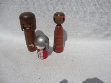 Drie Japanse Kokeshi poppen van hout beschikbaar voor biedingen