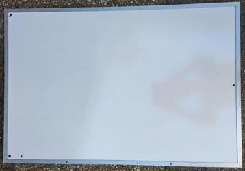 Een gebruikte whiteboard 60,5cm hoog en 90,5cm breed beschikbaar voor biedingen