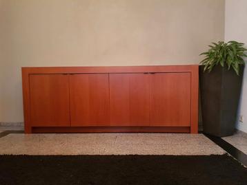 Mooie houtlook dressoir beschikbaar voor biedingen