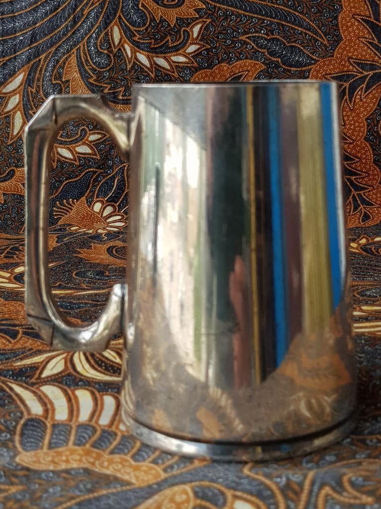 Mooie zware antieke Engelse Embassy silverplate Pint beker.